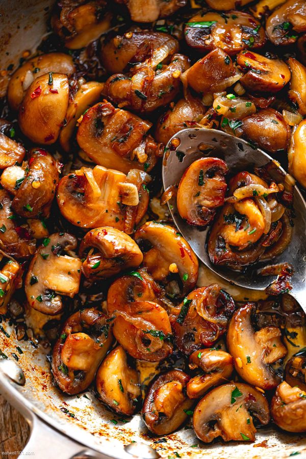 Garlic Butter Mushrooms Skillet - #recipe by #eatwell101 - https://www.eatwell101.com/garlic-butter-mushrooms-recipe