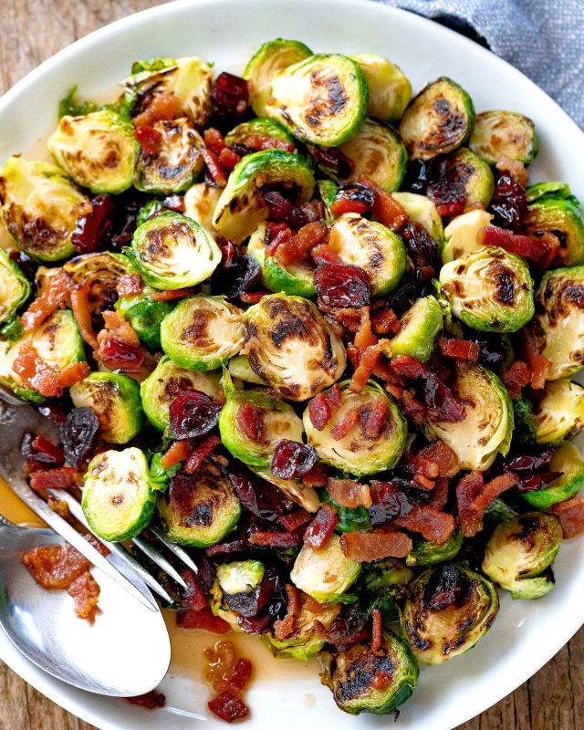 Roasted Brussels Sprouts with Maple, Bacon and Cranberries - #recipe by #eatwell101 - https://www.eatwell101.com/roasted-brussels-sprouts-recipe
