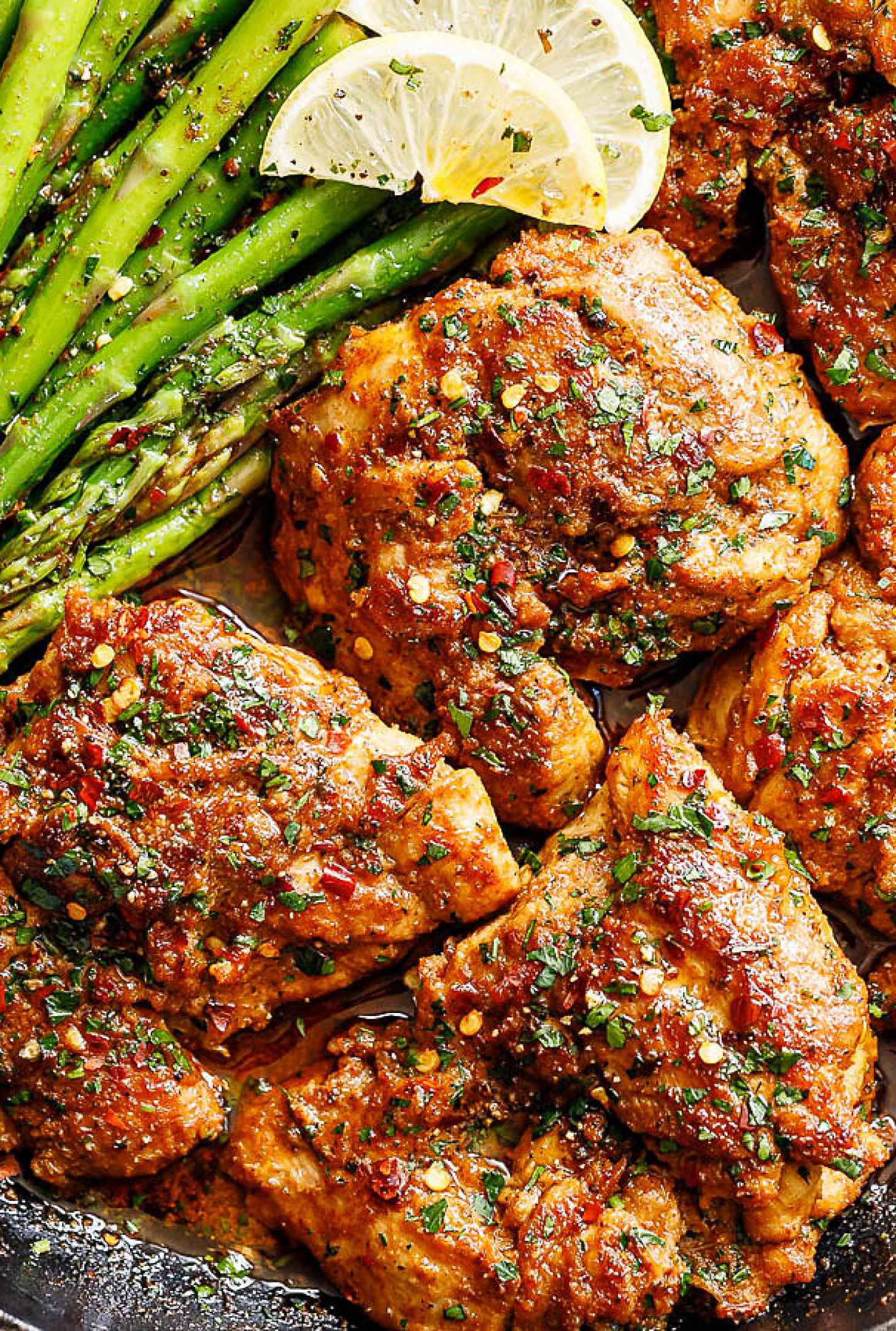Asado Chicken Thighs and Sauteed Lemon Asparagus - #recipe by #eatwell101 - https://www.eatwell101.com/chicken-thighs-asparagus-recipe