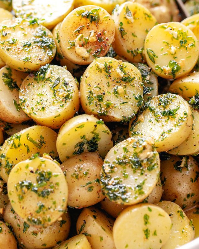 Garlic Browned Butter Baby Potatoes - #recipe by #eatwell101 - https://www.eatwell101.com/garlic-browned-butter-baby-potatoes-recipe