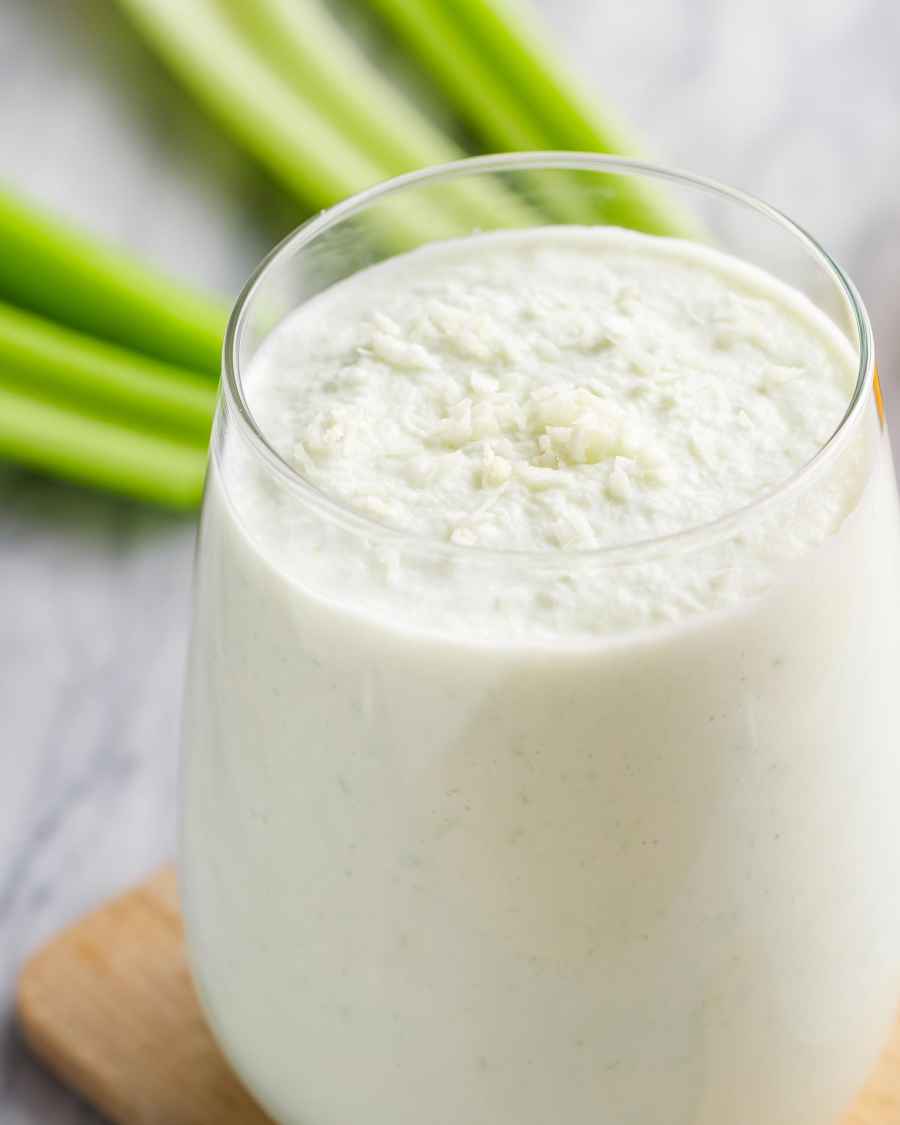 Smoothie au céleri et à la noix de coco - #recipe par # eatwell101 - https://www.eatwell101.com/coconut-celery-smoothie-recipe