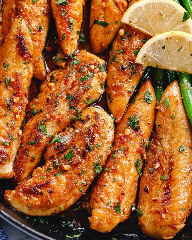 Lemon Garlic Butter Chicken Tenders and Green Beans Skillet - #recipe by #eatwell101 - https://www.eatwell101.com/lemon-garlic-butter-chicken-tenders-green-beans-recipe