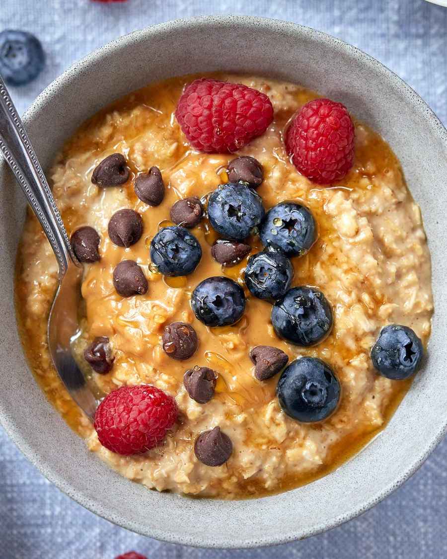 Healthy Chocolate Peanut Butter Oatmeal Breakfast - #recipe by #eatwell101 - https://www.eatwell101.com/chocolate-peanut-butter-oatmeal-breakfast-recipe