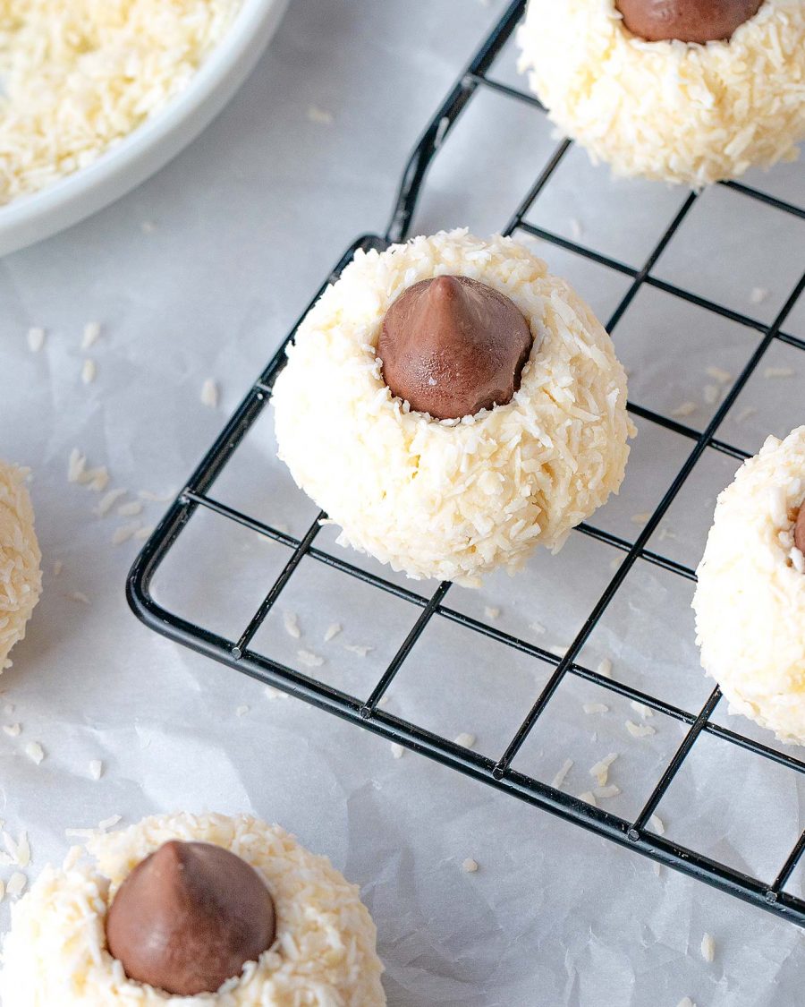 Lemon Coconut Cheesecake Blossoms {No Bake} - #recipe by #eatwell101 - https://www.eatwell101.com/lemon-coconut-cheesecake-blossoms-recipe