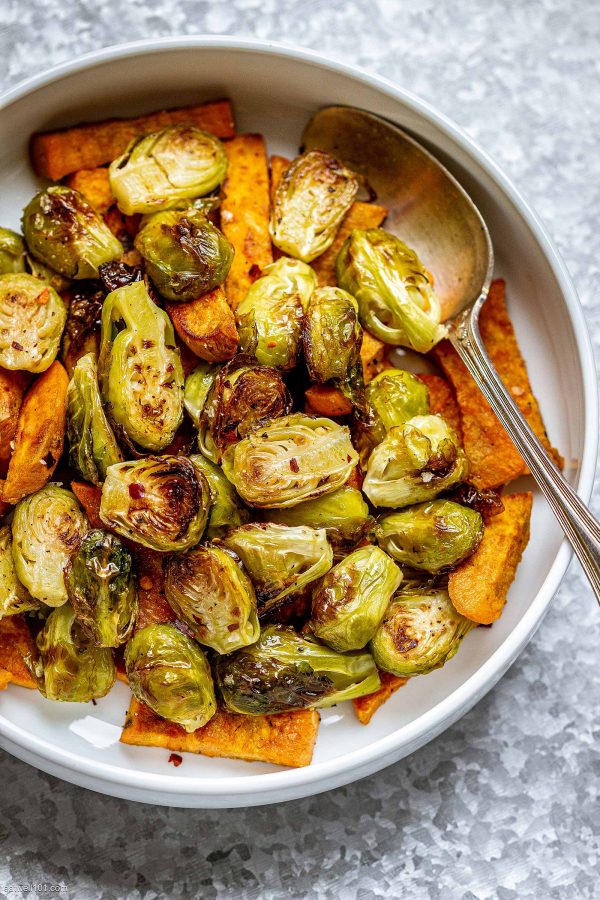 Oven-Roasted Brussels Sprouts and Sweet Potatoes - #recipe by #eatwell101 - https://www.eatwell101.com/roasted-brussels-sprouts-sweet-potatoes-recipe