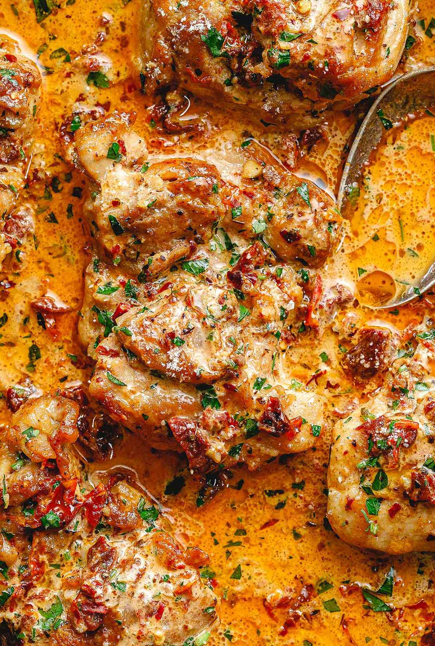 Skillet Chicken Thighs in Sundried Tomato Parmesan Cream Sauce - #recipe by #eatwell101 - https://www.eatwell101.com/skillet-chicken-in-sundried-tomato-parmesan-cream-sauce-recipe