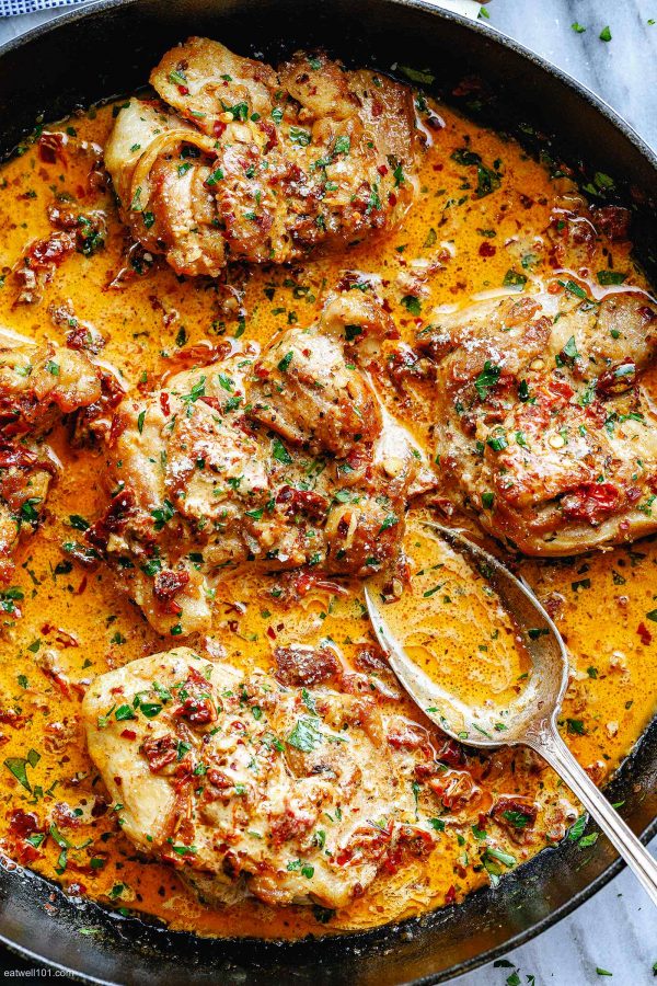 Skillet Chicken Thighs in Sundried Tomato Parmesan Cream Sauce - #recipe by #eatwell101 - https://www.eatwell101.com/skillet-chicken-in-sundried-tomato-parmesan-cream-sauce-recipe
