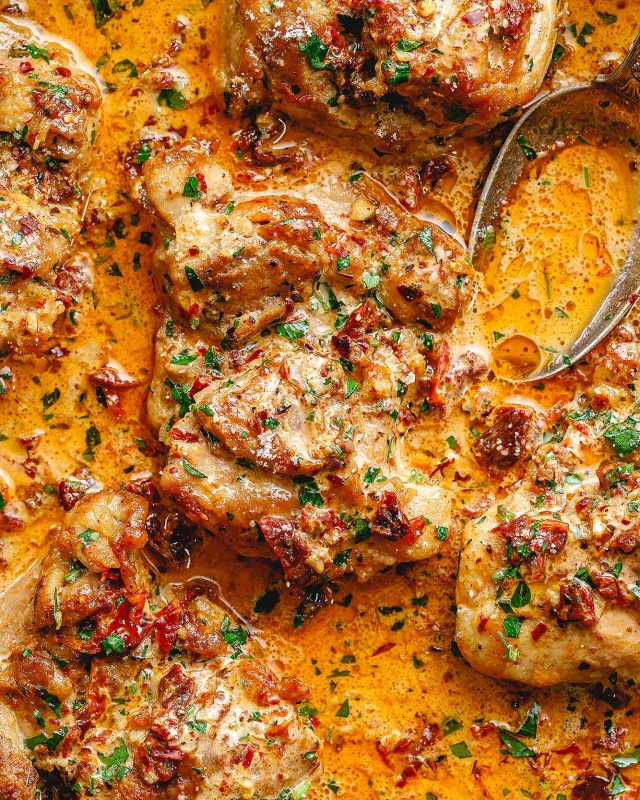 Skillet Chicken Thighs in Sundried Tomato Parmesan Cream Sauce - #recipe by #eatwell101 - https://www.eatwell101.com/skillet-chicken-in-sundried-tomato-parmesan-cream-sauce-recipe