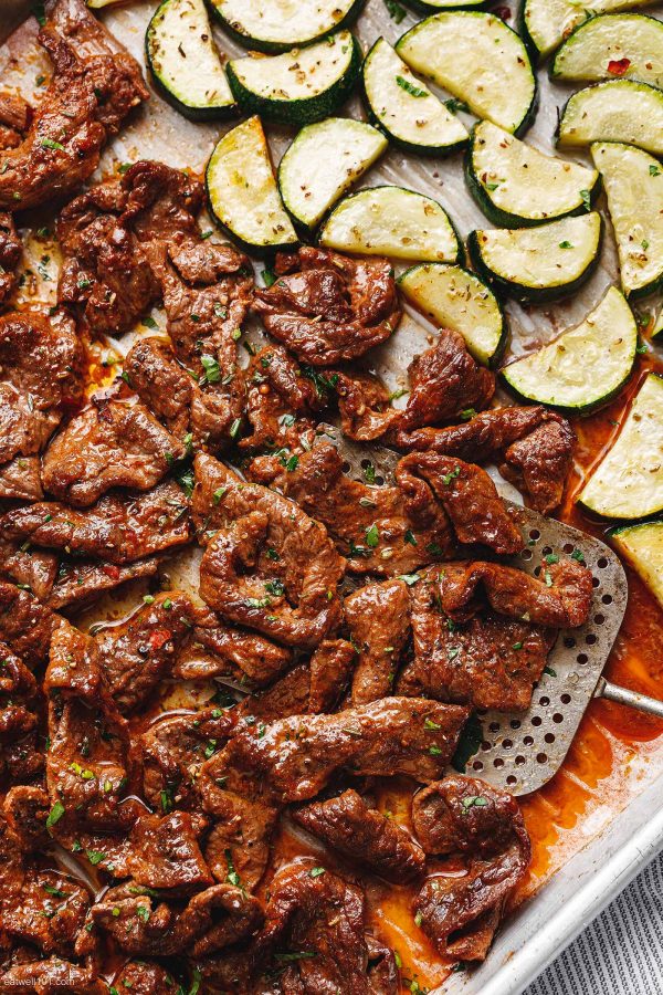 10-Minute Sheet Pan Steak with Lemon Zucchini - #recipe by #eatwell101 - https://www.eatwell101.com/sheet-pan-steak-zucchini-recipe