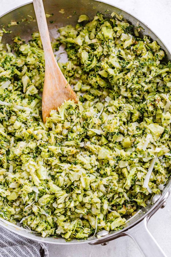 Garlic Parmesan Broccoli Rice Skillet - #recipe by #eatwell101 - https://www.eatwell101.com/garlic-parmesan-broccoli-rice-skillet-recipe
