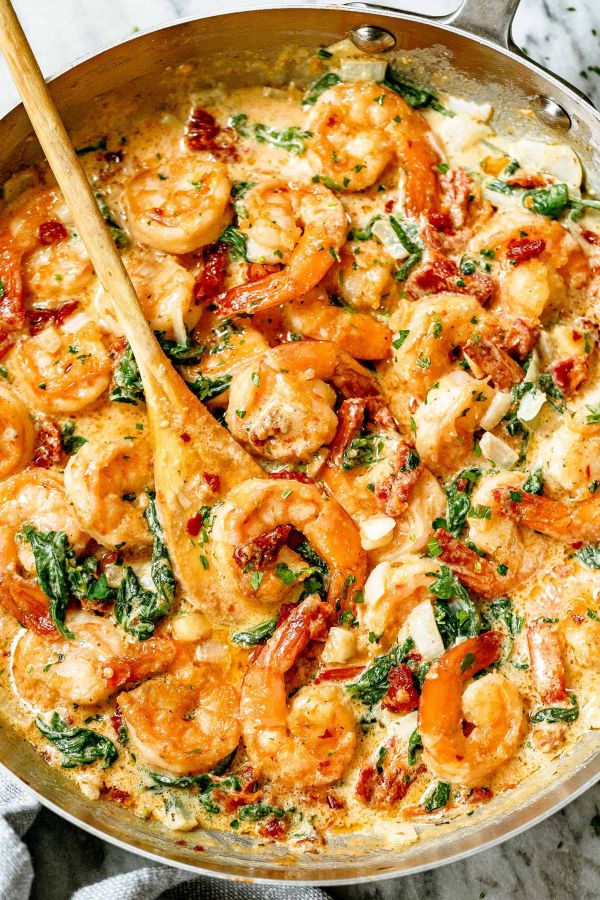Creamy Garlic Shrimp with Spinach (10-Minute) - #recipe by #eatwell101 - https://www.eatwell101.com/creamy-garlic-spinach-shrimp-recipe