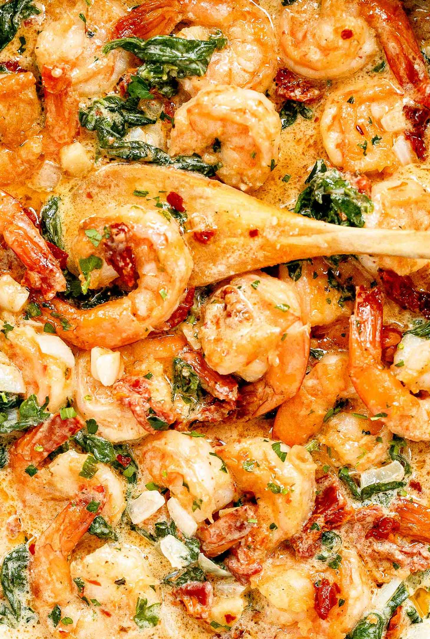 Creamy Garlic Shrimp with Spinach (10-Minute) - #recipe by #eatwell101 - https://www.eatwell101.com/creamy-garlic-spinach-shrimp-recipe