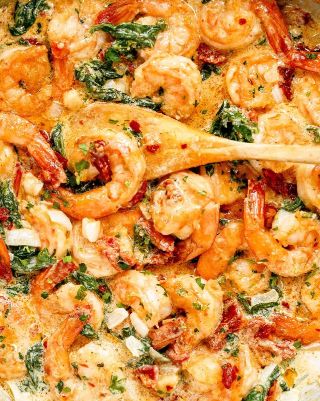 10-Minute Creamy Garlic Spinach Shrimp - #recipe by #eatwell101 - https://www.eatwell101.com/creamy-garlic-spinach-shrimp-recipe