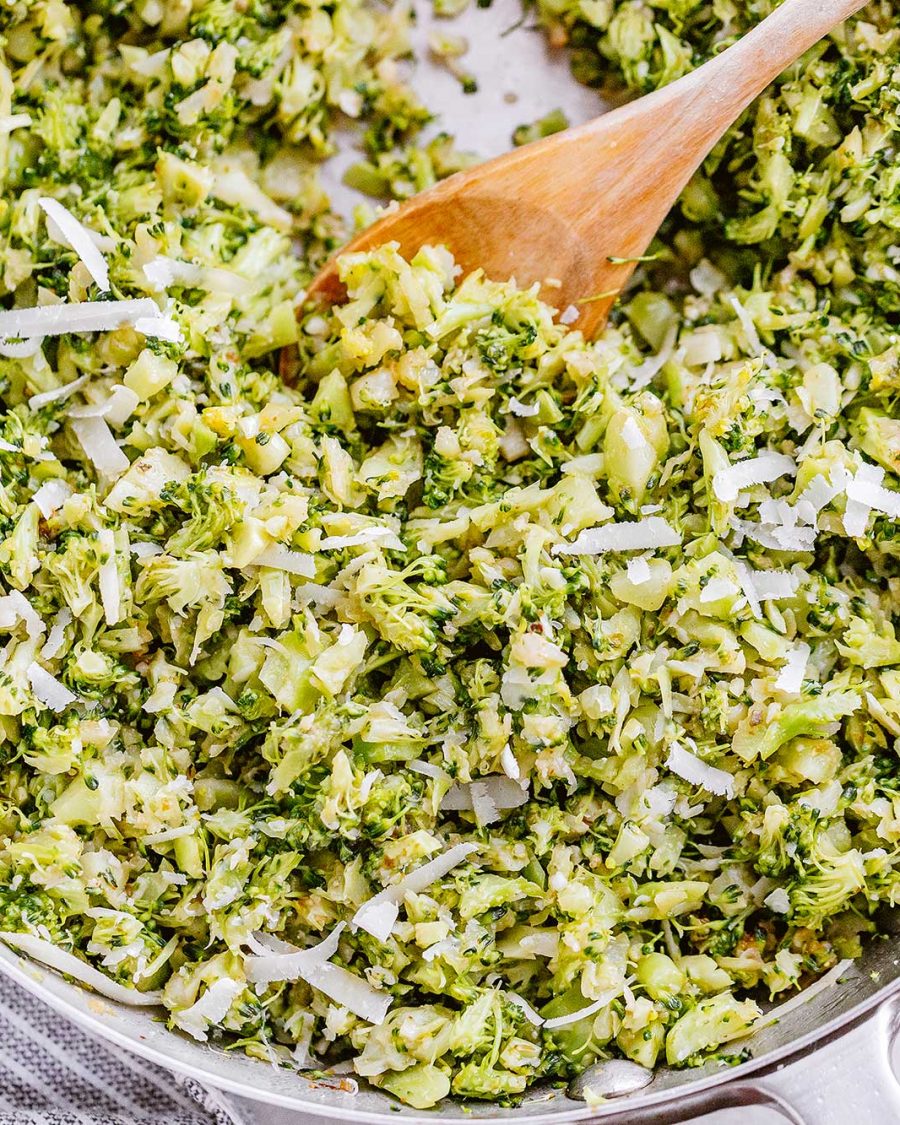 Garlic Parmesan Broccoli Rice Skillet - #recipe by #eatwell101 - https://www.eatwell101.com/garlic-parmesan-broccoli-rice-skillet-recipe