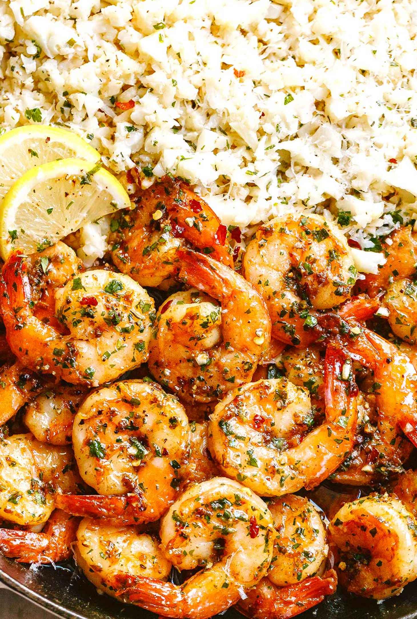 Garlic Butter Shrimp with Lemon Parmesan Cauliflower Rice - #recipe by #eatwell101 - https://www.eatwell101.com/garlic-butter-shrimp-parmesan-cauliflower-rice-recipe
