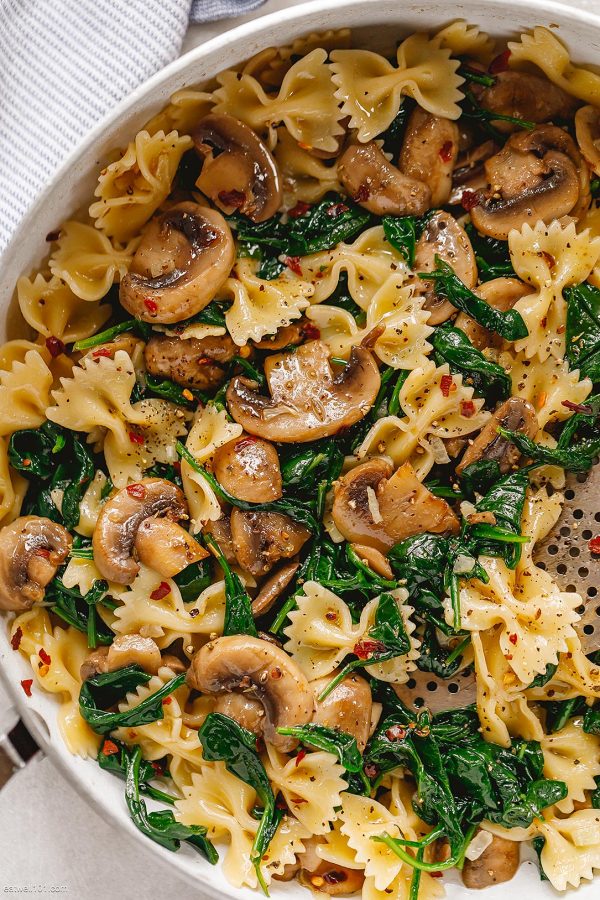 Parmesan Spinach Mushroom Pasta Skillet - #recipe by #eatwell101 - https://www.eatwell101.com/parmesan-spinach-mushroom-pasta-skillet-recipe