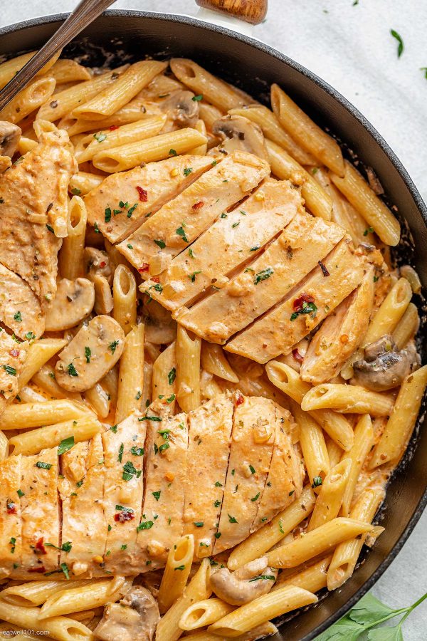 Creamy Chicken Pasta - #recipe by #eatwell101 - https://www.eatwell101.com/creamy-chicken-mushroom-pasta-recipe