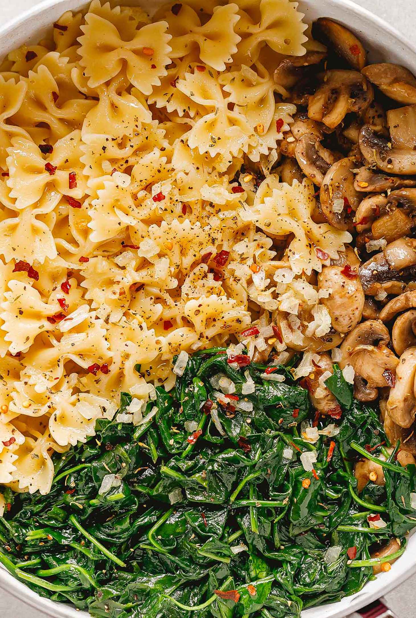 Parmesan Spinach Mushroom Pasta Skillet - #recipe by #eatwell101 - https://www.eatwell101.com/parmesan-spinach-mushroom-pasta-skillet-recipe