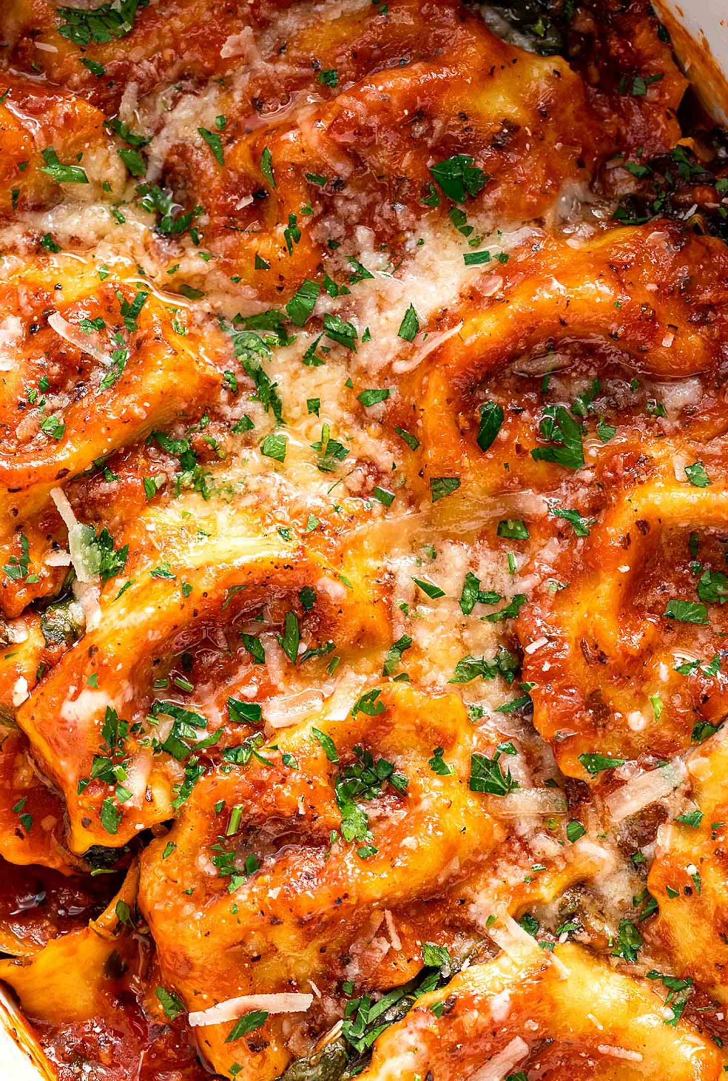 25 Quick Easy Family Dinner Recipes 4 Easy Tomato Spinach Ravioli Bake - #recipe by #eatwell101 - https://www.eatwell101.com/spinach-ravioli-bake-recipe