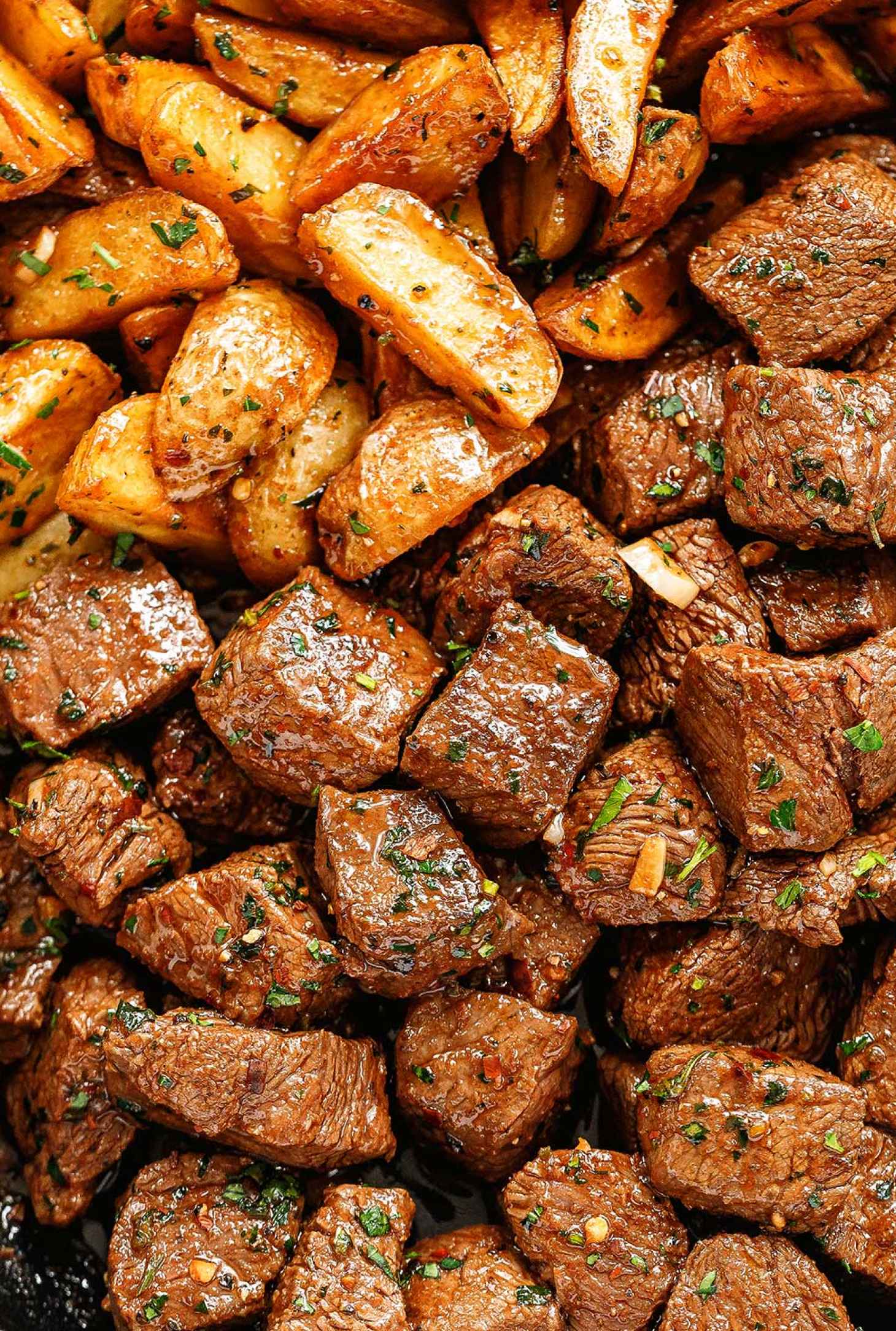 Garlic Butter Steak Bites and Potatoes - #recipe by #eatwell101 - https://www.eatwell101.com/garlic-butter-steak-bites-potatoes-recipe