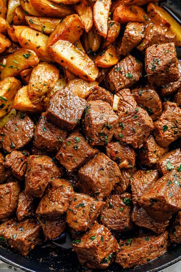 Garlic Butter Steak Bites and Potatoes - #recipe by #eatwell101 - https://www.eatwell101.com/garlic-butter-steak-bites-potatoes-recipe