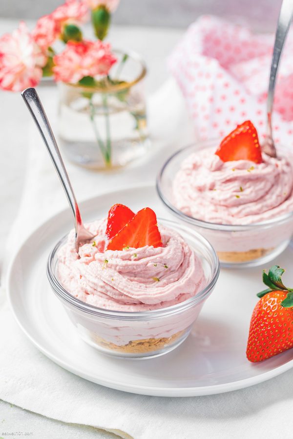 No-Bake Strawberry Cheesecakes - #recipe by #eatwell101 - https://www.eatwell101.com/no-bake-strawberry-cheesecake-recipe