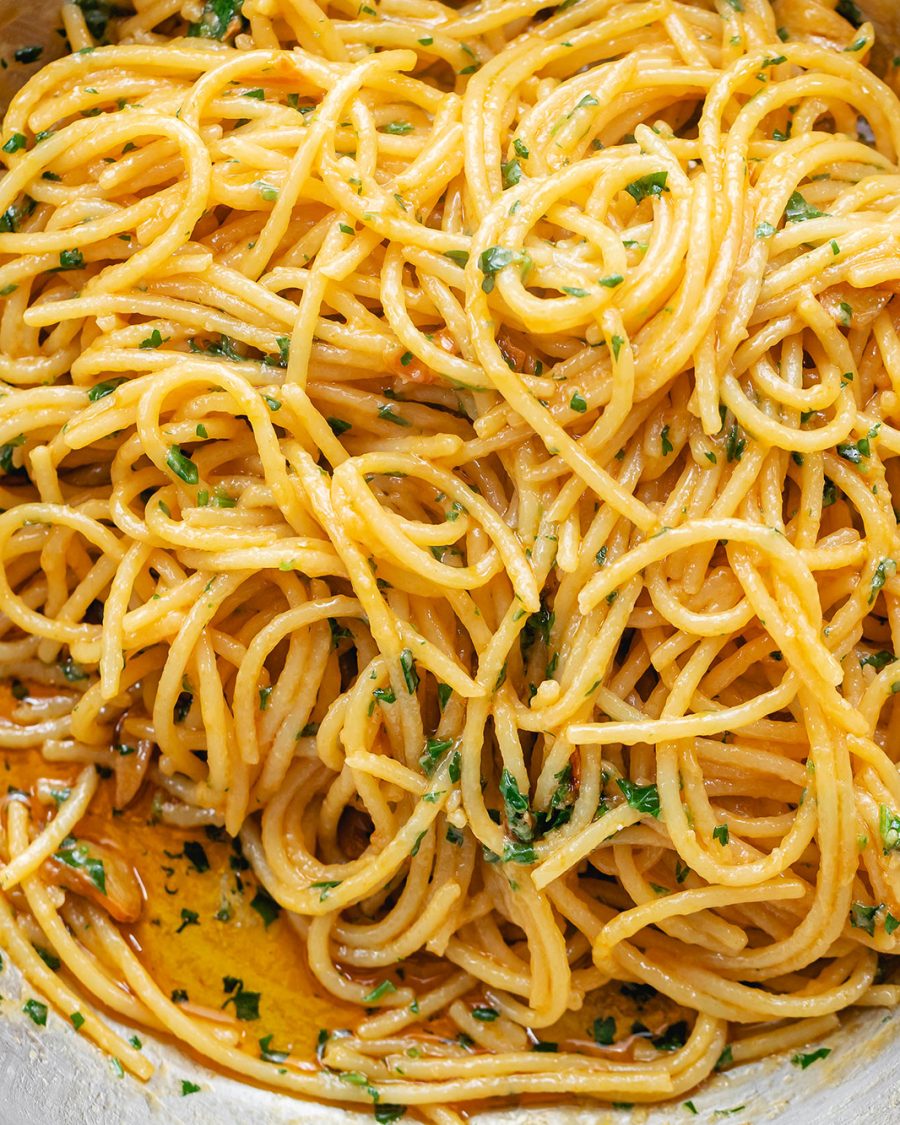 Garlic Butter Parmesan Pasta - #recipe by #eatwell101 - https://www.eatwell101.com/spicy-garlic-butter-pasta-recipe