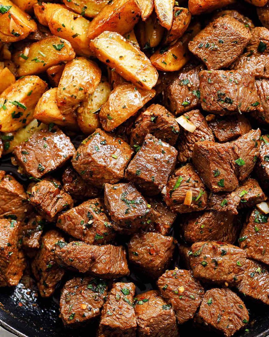 Garlic Butter Steak Bites and Potatoes - #recipe by #eatwell101 - https://www.eatwell101.com/garlic-butter-steak-bites-potatoes-recipe