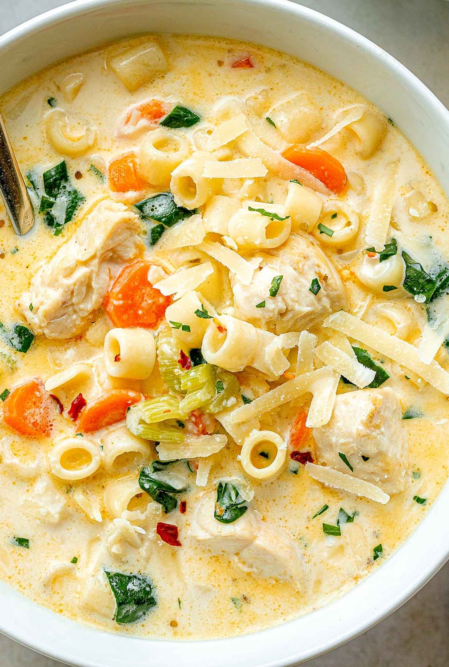 Creamy Chicken Soup with Pasta and Spinach - #recipe by #eatwell101 - https://www.eatwell101.com/creamy-chicken-soup-recipe