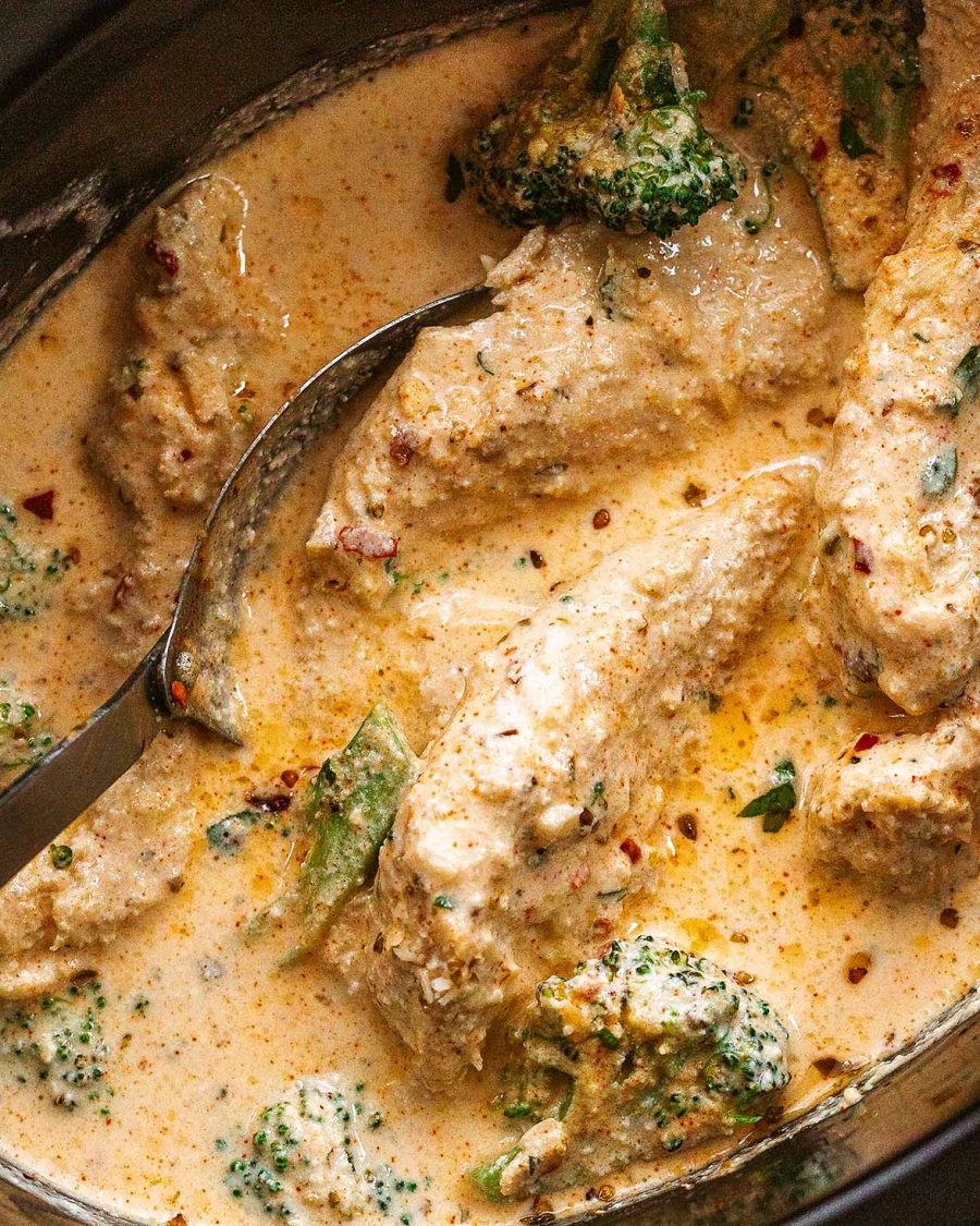 Slow Cooker Garlic Chicken Alfredo with Broccoli - #recipe by #eatwell101 - https://www.eatwell101.com/slow-cooker-cajun-chicken-alfredo-broccoli-recipe