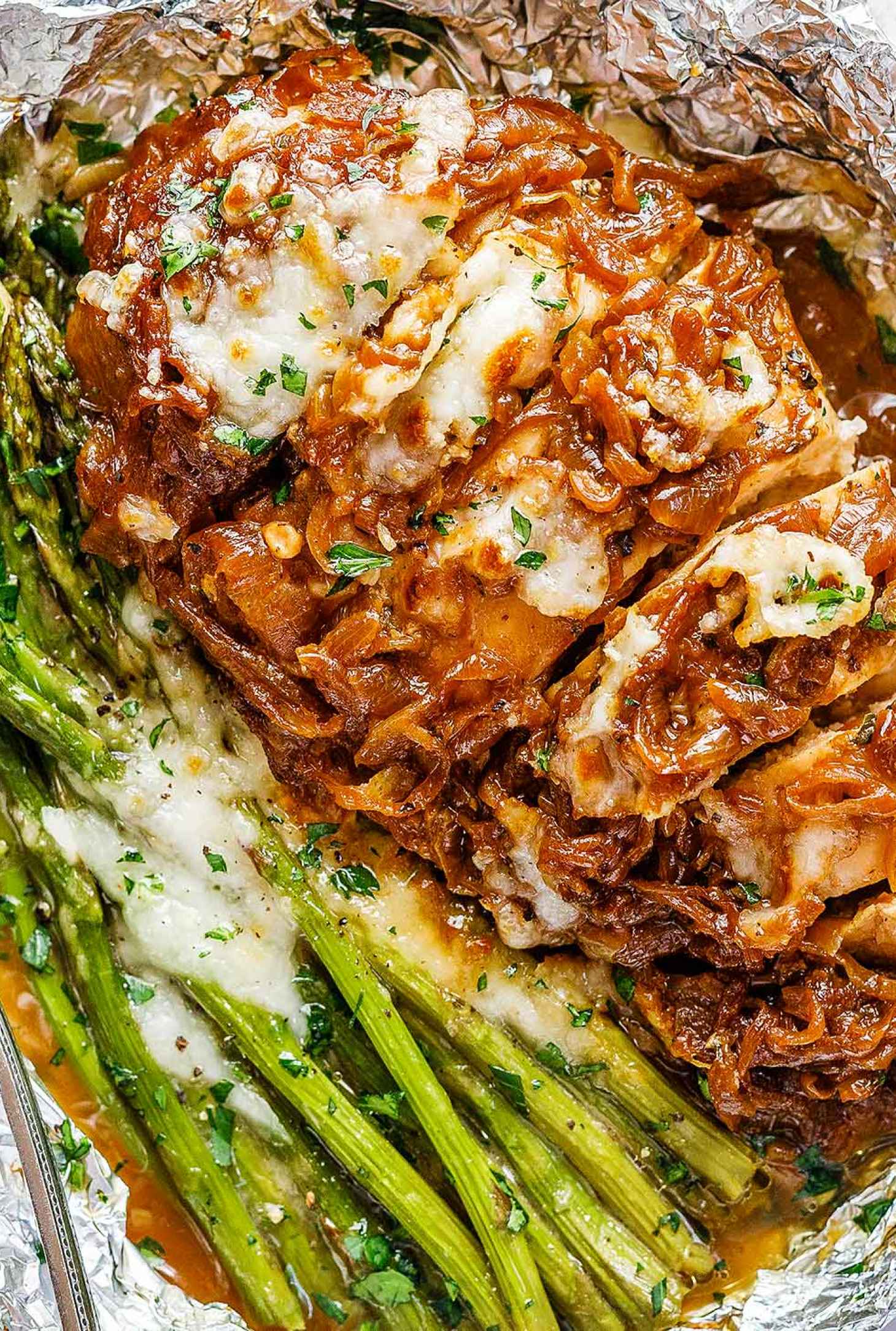 French Onion Chicken Foil Packets with Cheesy Asparagus - #recipe by #eatwell101 - https://www.eatwell101.com/french-onion-chicken-asparagus-foil-packs-recipe