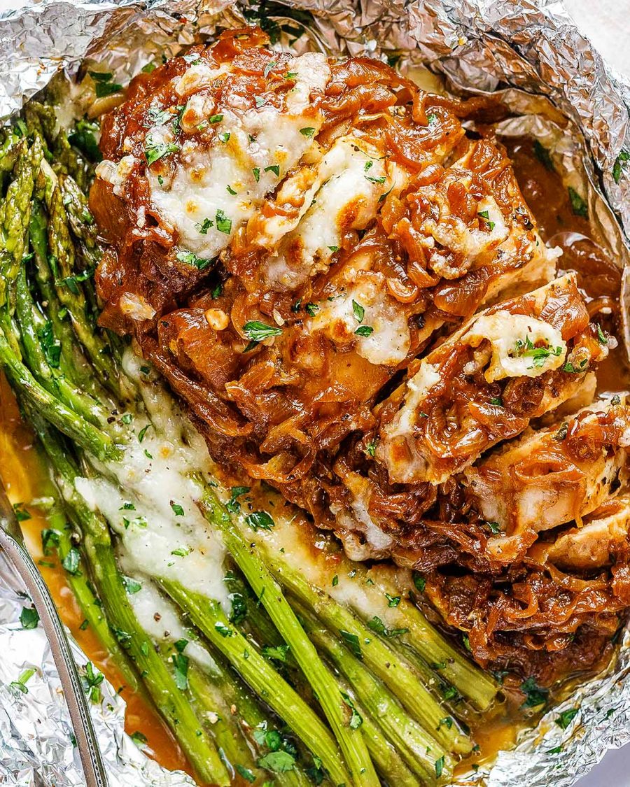 French Onion Chicken Foil Packets with Cheesy Asparagus - #recipe by #eatwell101 - https://www.eatwell101.com/french-onion-chicken-asparagus-foil-packs-recipe