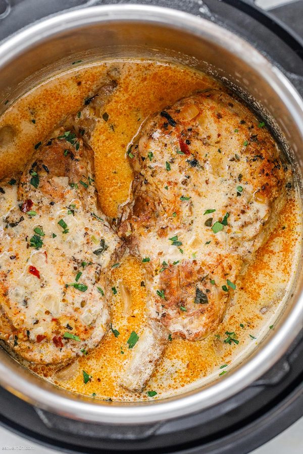 Instant Pot Pork Chops in Creamy Mushroom Sauce - #recipe by #eatwell101 - https://www.eatwell101.com/instant-pot-pork-chops-recipe
