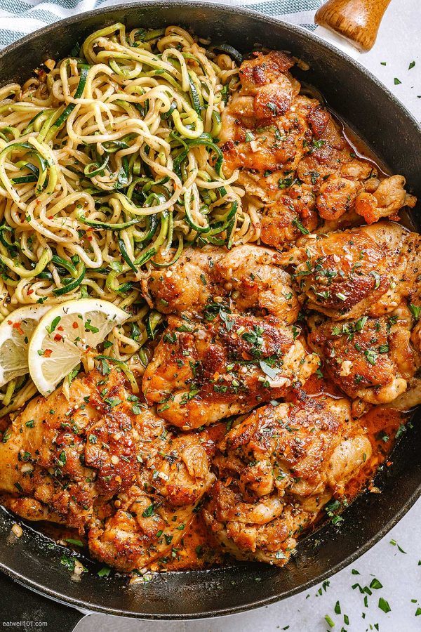 Lemon Garlic Butter Chicken and Zucchini Noodles Skillet - #recipe by #eatwell101 - https://www.eatwell101.com/lemon-garlic-butter-chicken-thighs-zucchini-noodles-recipe