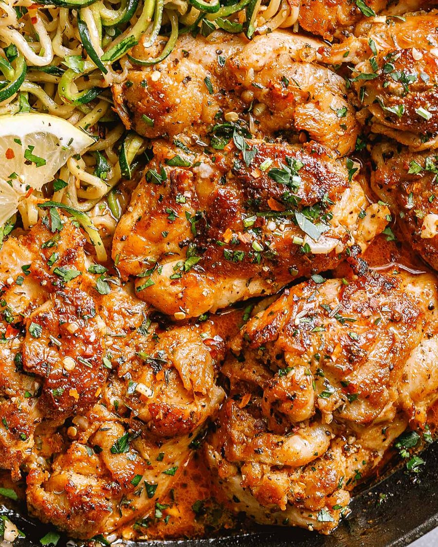 Lemon Garlic Butter Chicken and Zucchini Noodles Skillet - #recipe by #eatwell101 - https://www.eatwell101.com/lemon-garlic-butter-chicken-thighs-zucchini-noodles-recipe