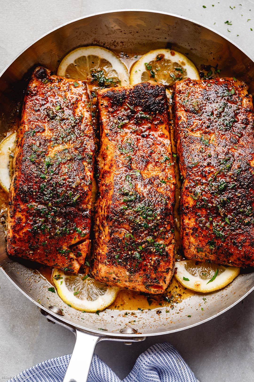 Salmón ennegrecido con salsa de mantequilla de limón