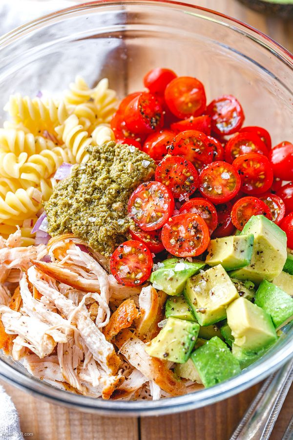 Pesto Chicken Pasta Salad - #recipe by #eatwell101 - https://www.eatwell101.com/pesto-chicken-pasta-salad-recipe