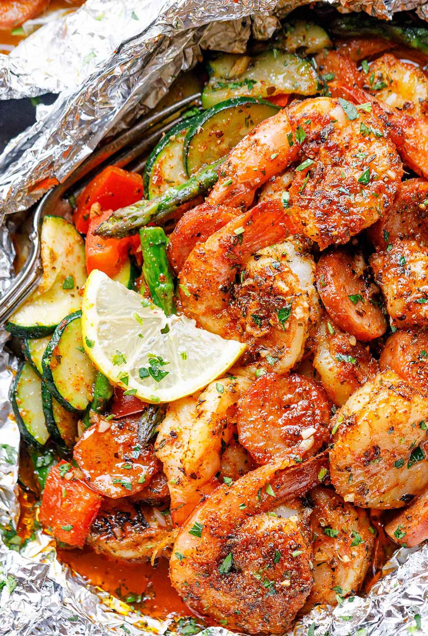 Cajun Sausage Shrimp Foil Packs - #recipe by #eatwell101 - https://www.eatwell101.com/cajun-shrimp-sausage-foil-packs-recipe