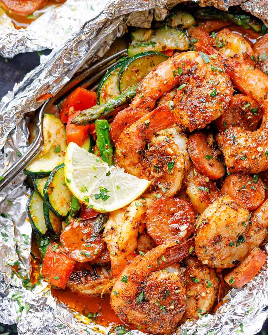 Cajun Sausage Shrimp Foil Packs - #recipe by #eatwell101 - https://www.eatwell101.com/cajun-shrimp-sausage-foil-packs-recipe