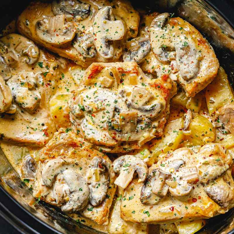 Creamy Garlic Pork Chops Recipe with Mushrooms and Potatoes – Crockpot ...