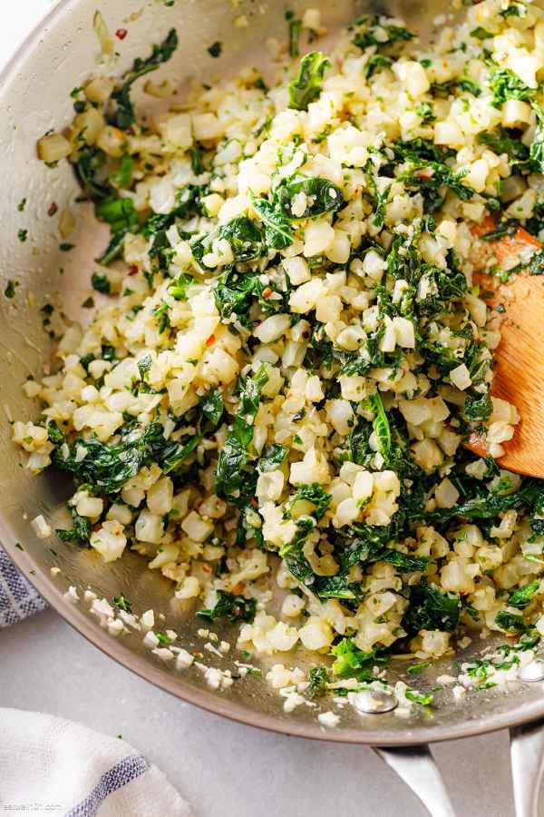 Garlic Butter Cauliflower Rice with Kale - #recipe by #eatwell101 - https://www.eatwell101.com/garlic-butter-cauliflower-rice-with-kale