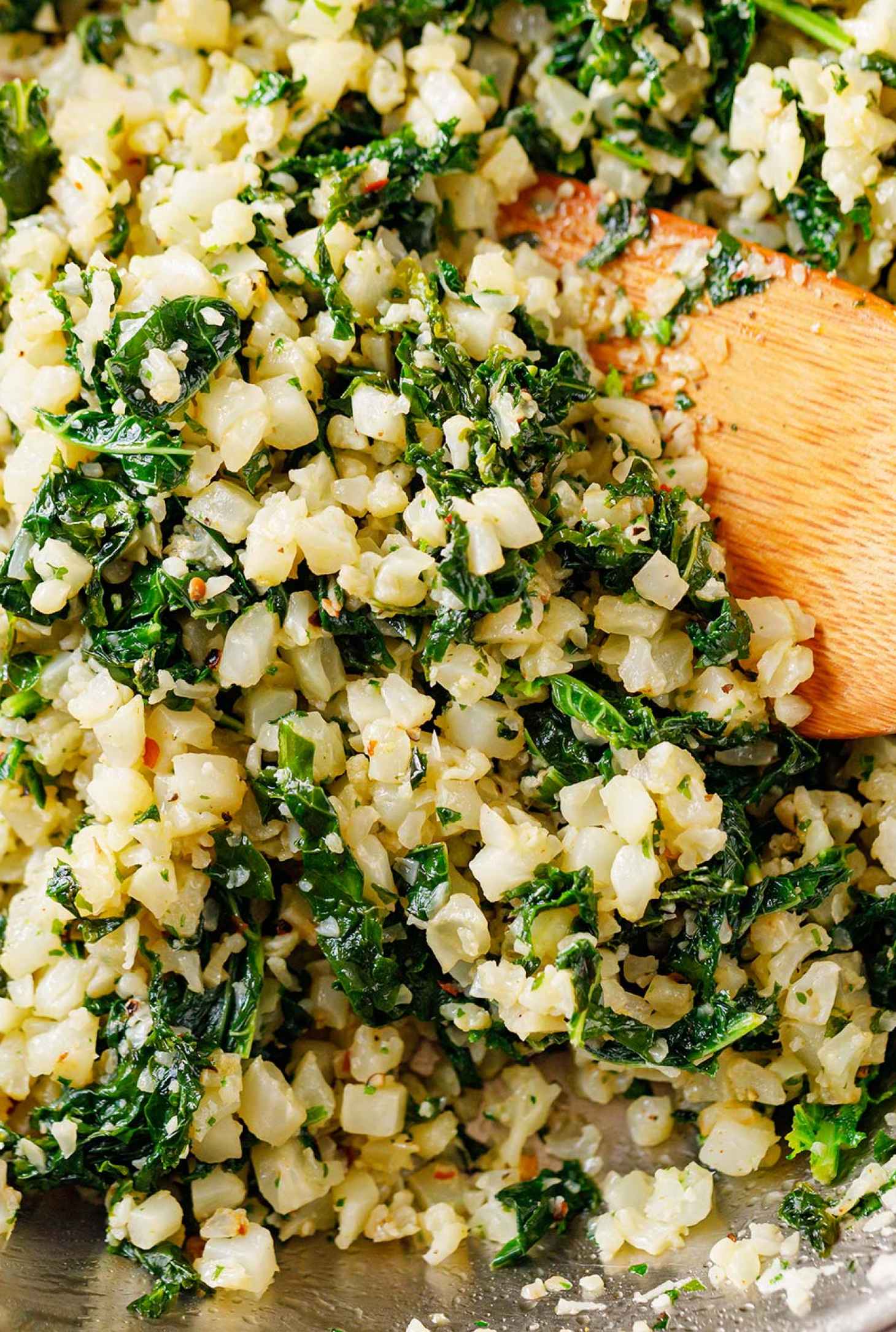 Garlic Butter Cauliflower Rice with Kale - #recipe by #eatwell101 - https://www.eatwell101.com/garlic-butter-cauliflower-rice-with-kale