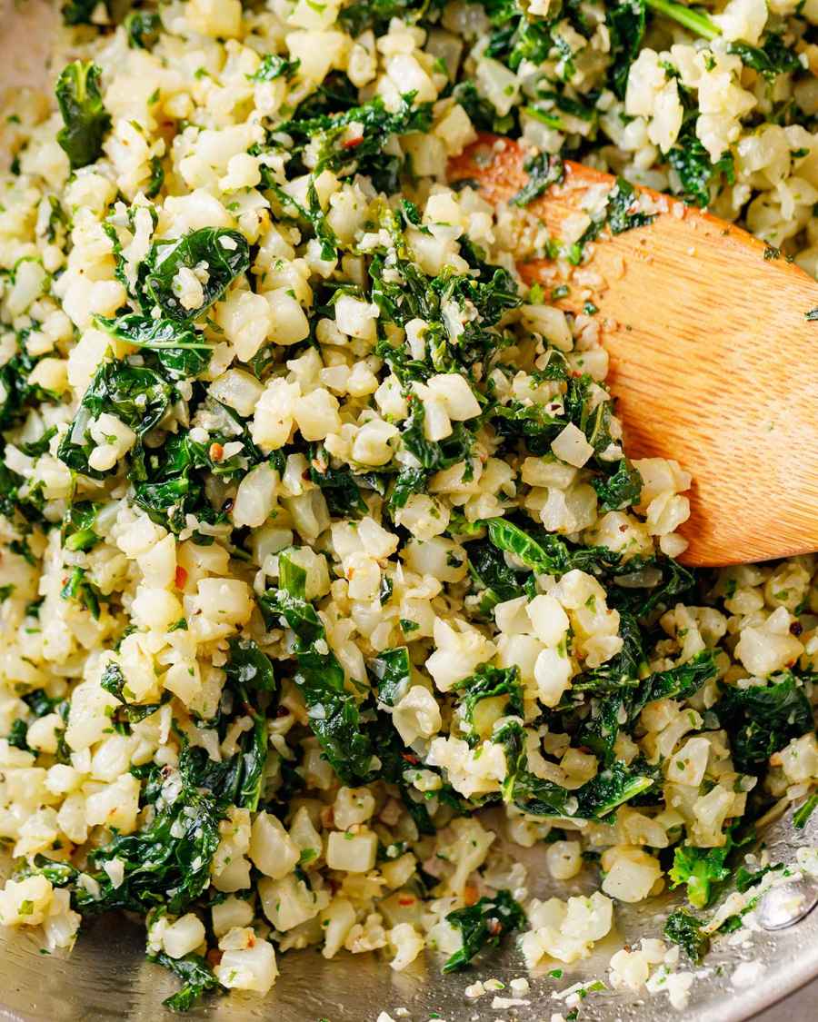 Garlic Butter Cauliflower Rice with Kale - #recipe by #eatwell101 - https://www.eatwell101.com/garlic-butter-cauliflower-rice-with-kale