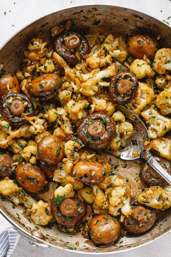 Garlic Mushrooms Cauliflower Skillet - #recipe by #eatwell101 - https://www.eatwell101.com/garlic-mushrooms-cauliflower-recipe