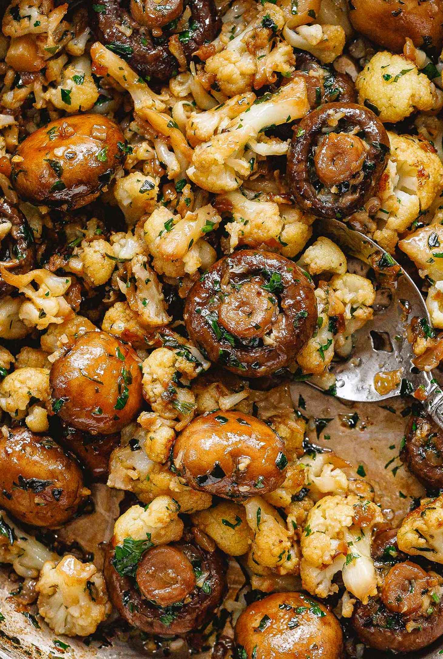 Garlic Mushrooms Cauliflower Skillet - #recipe by #eatwell101 - https://www.eatwell101.com/garlic-mushrooms-cauliflower-recipe