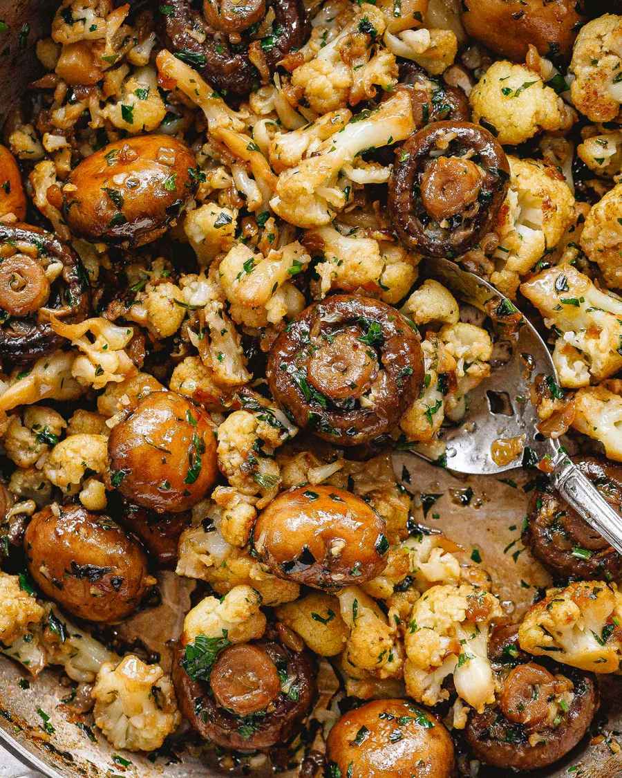 Garlic Mushrooms Cauliflower Skillet - #recipe by #eatwell101 - https://www.eatwell101.com/garlic-mushrooms-cauliflower-recipe