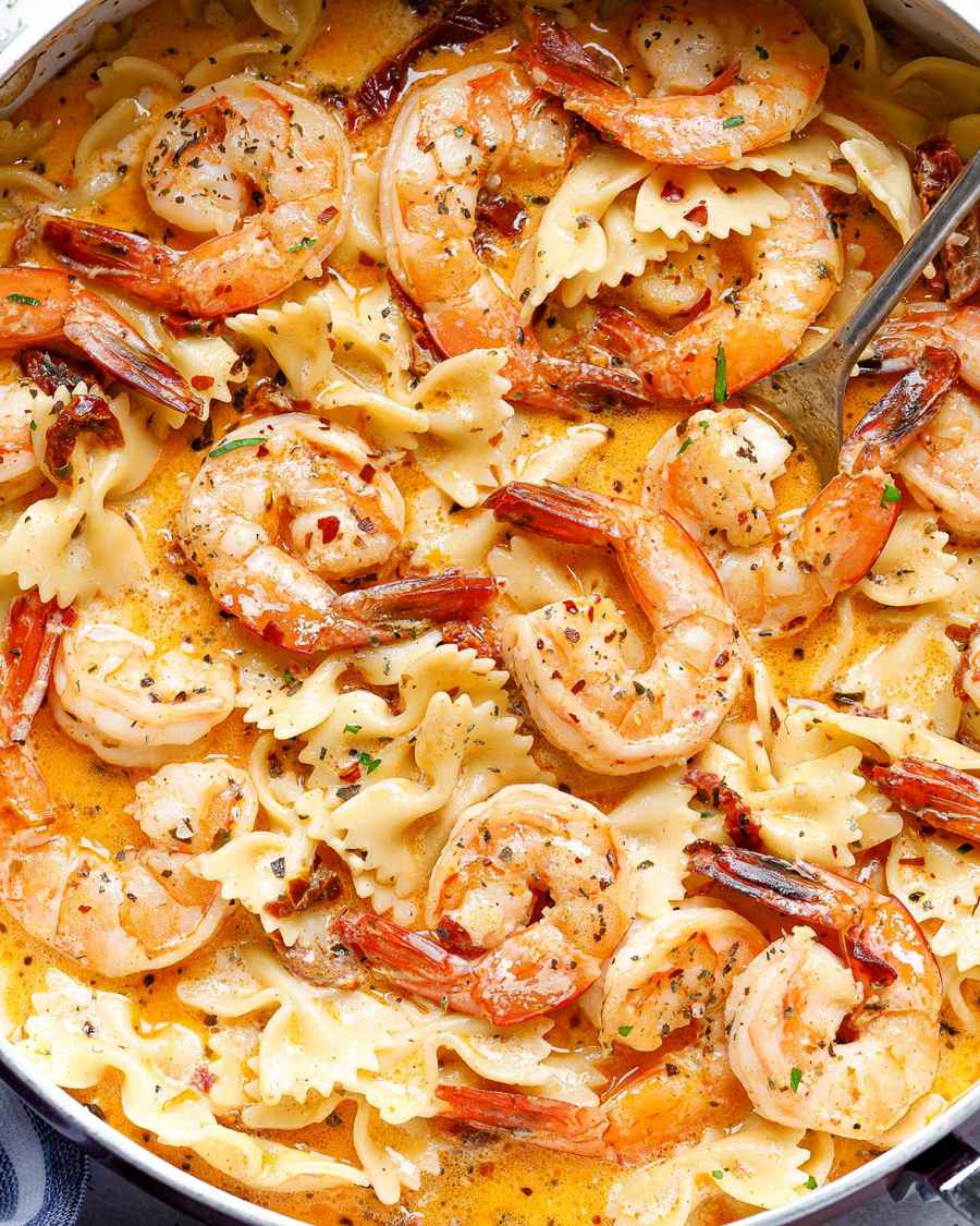 Creamy Garlic Shrimp Pasta - #recipe by #eatwell101 - https://www.eatwell101.com/creamy-garlic-shrimp-pasta-recipe