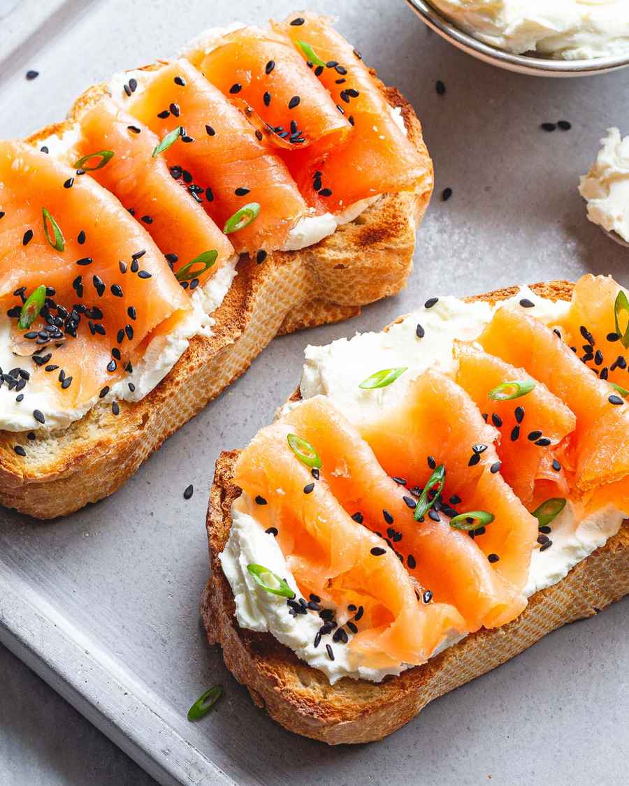 Whipped Cream Cheese Toasts with Smoked Salmon - #recipe by #eatwell101 - https://www.eatwell101.com/cream-cheese-toasts-smoked-salmon-recipe