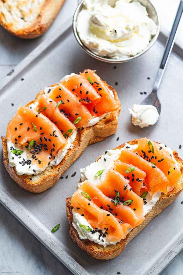 Cheesy Smoked Salmon Toasts - #recipe by #eatwell101 - https://www.eatwell101.com/cream-cheese-toasts-smoked-salmon-recipe