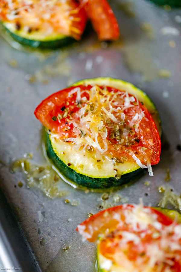 Baked Parmesan Zucchini Bites - #recipe by #eatwell101 - https://www.eatwell101.com/baked-parmesan-zucchini-bites-recipe